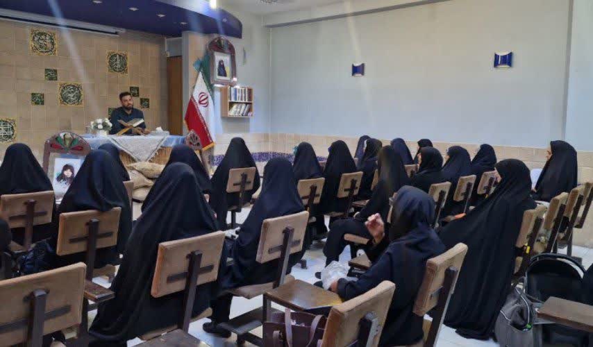نشست روایتگری جنگ رمضان در مدرسه علمیه غدیریه فارس برگزار شد؛ تأکید بر جهاد تبیین و استمرار حضور آگاهانه مردم در صحنه