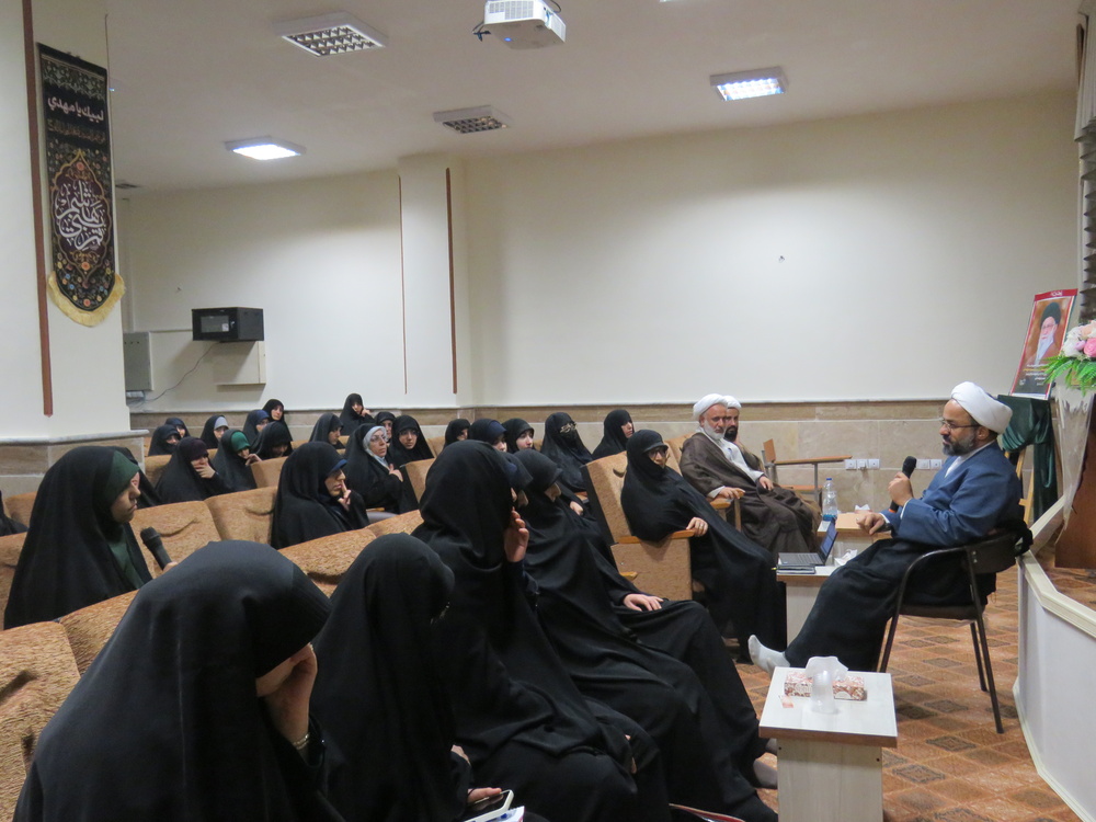 نشست پرسش و پاسخ پژوهشی طلاب گیلان با معاون پژوهش حوزه‌های علمیه خواهران کشور برگزار شد