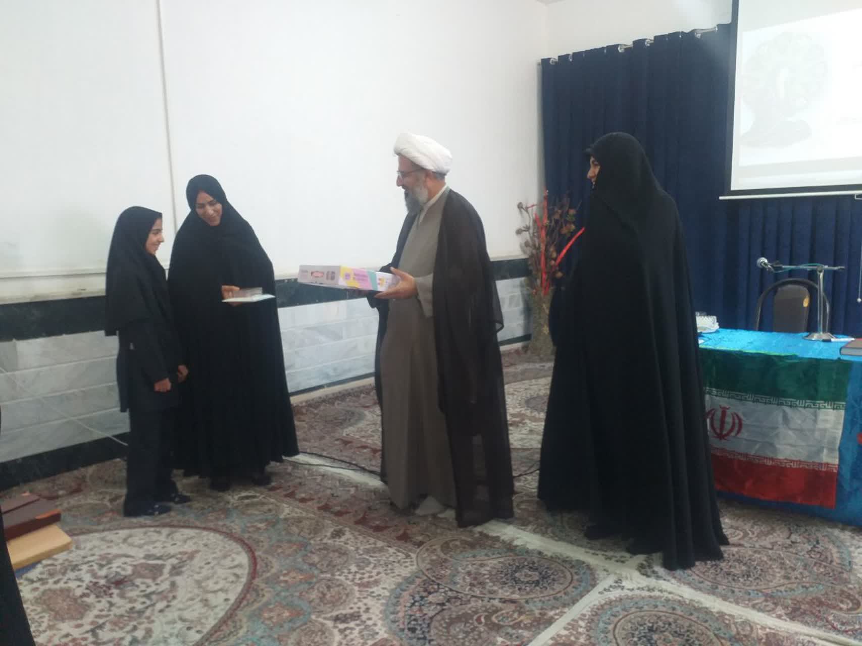 تبیین ابعاد جنگ نرم و مهندسی دشمن در حوزه علمیه الزهرا شهرستان پلدختر