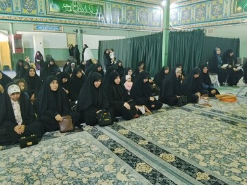 بازدید طلاب مدرسه الزهرا (س) ماهان از اتاق تربت سازمان عتبات و عالیات کرمان
