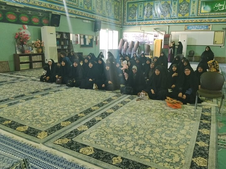 تصاویر/ بازدید طلاب جدیدالورد مدرسه علمیه الزهرا(س) ماهان از اتاق تربت سازمان عتبات و عالیات کرمان
