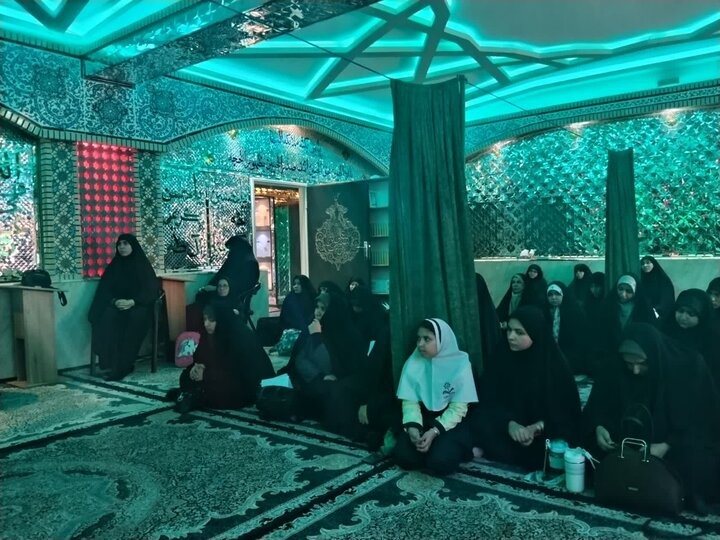 بازدید طلاب مدرسه الزهرا (س) ماهان از اتاق تربت سازمان عتبات و عالیات کرمان