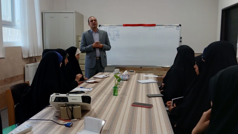 نقش‌آفرینی هنر و خلاقیت در حیات انسانی؛ برگزاری کارگاه مهارت‌های هنری طرح اربعین تعالی در حوزه خواهران کوهدشت
