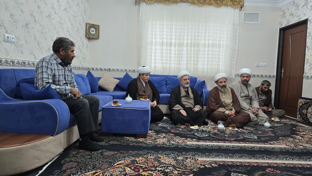 روایتِ تداومِ جهاد در خانه شهید؛ دیدار مسئولان حوزوی با خانواده شهید مصطفی ملاولی در قروه