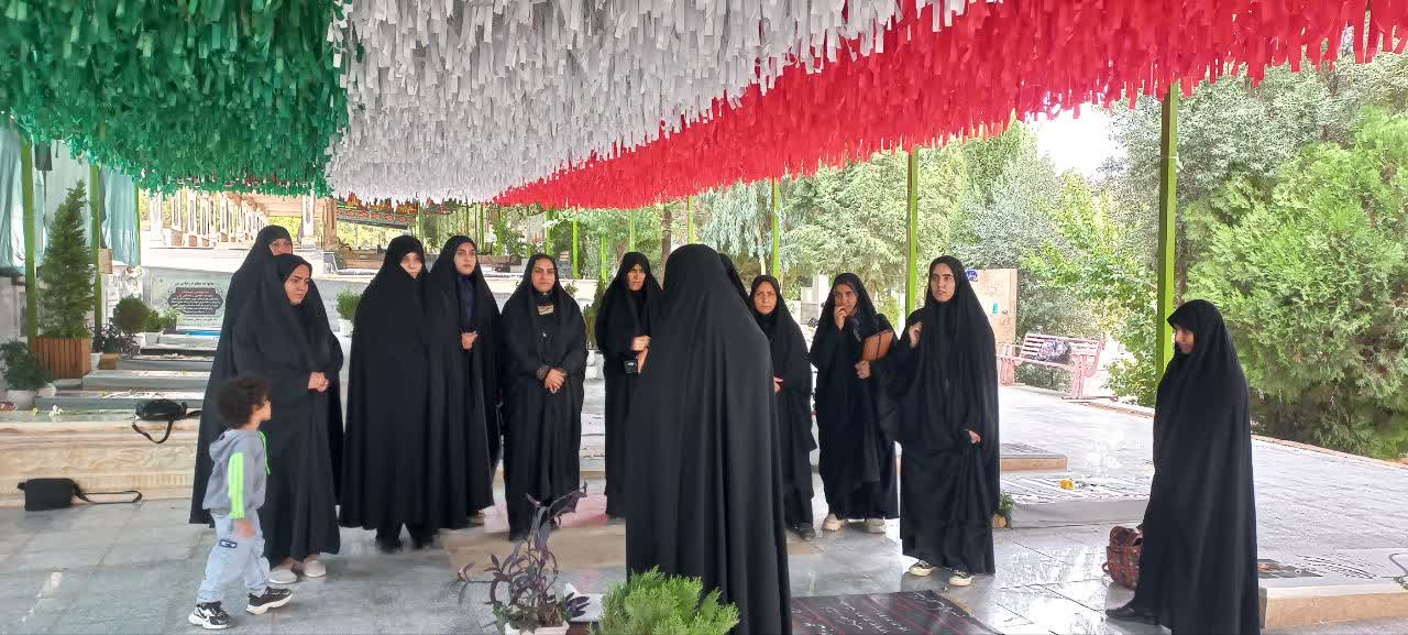 برگزاری آیین پایانی طرح «اربعین تعالی» و تجدید میثاق طلاب مدرسه علمیه معصومیه خرم‌آباد با شهدا