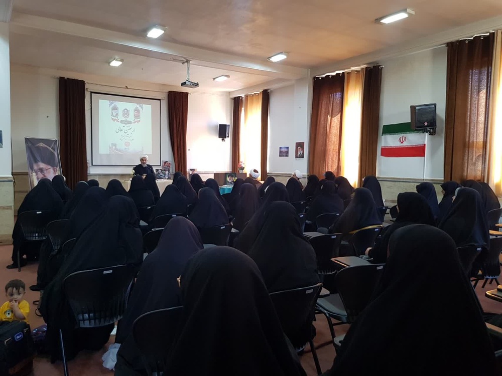 انس با قرآن وعمل به آن  وظیفه اصلی طلاب است