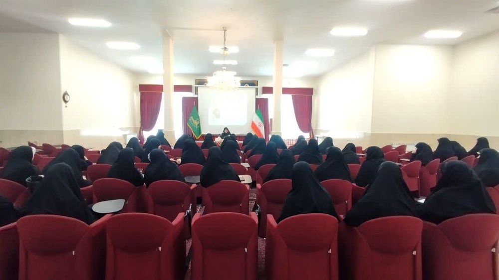 بررسی الگوی سوم زن در منظومه فکری رهبر انقلاب در نشست علمی مدرسه علمیه الغدیر