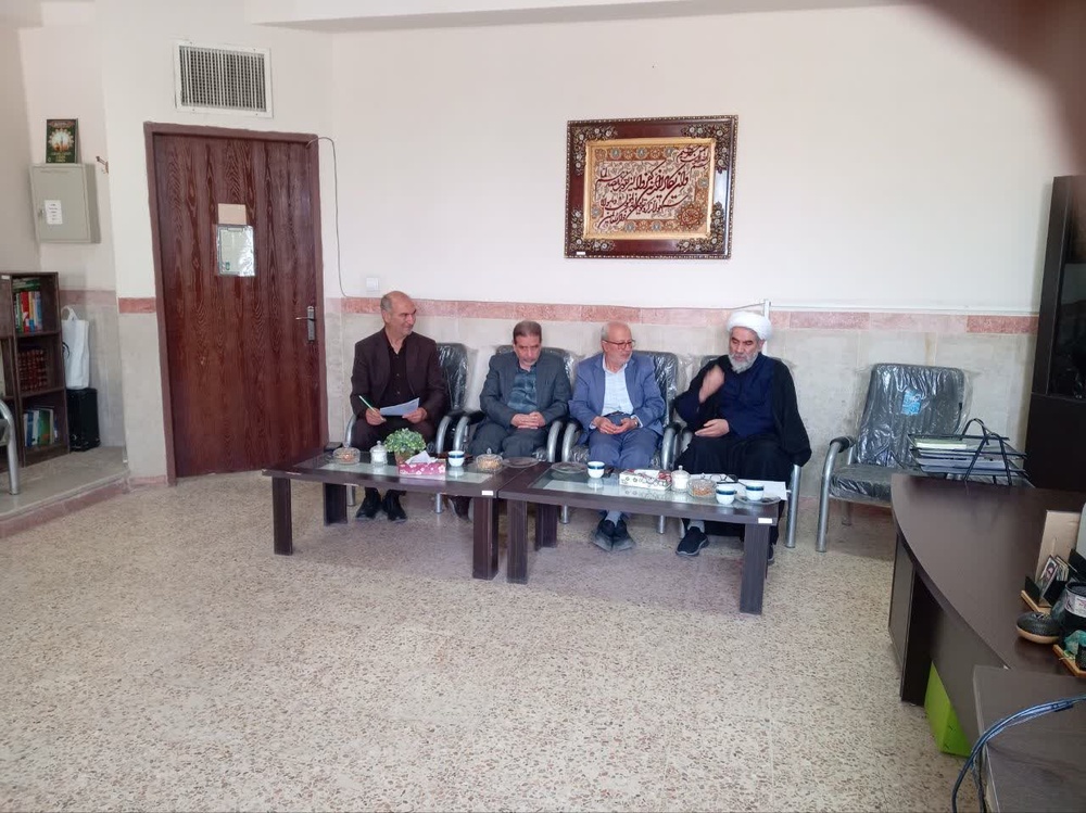 بررسی مسائل و مشکلات مدرسه علمیه امام صادق(ع) بوئین زهرا با حضور مدیرحوزه علمیه خواهران استان واعضایی هیئت امنایی مدرسه