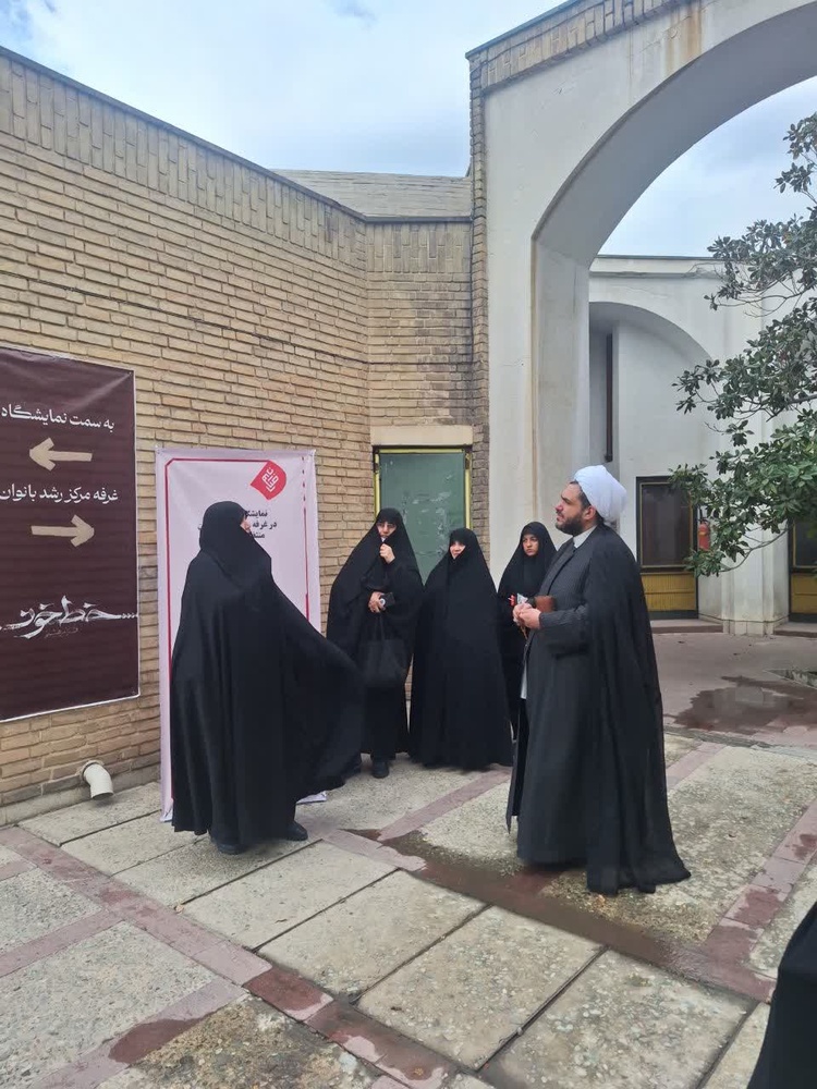 بازدید معاون فرهنگی و مسئول طرح آرمان مدرسه علمیه نورالزهرا(س) از نمایشگاه «قرار هشتم»