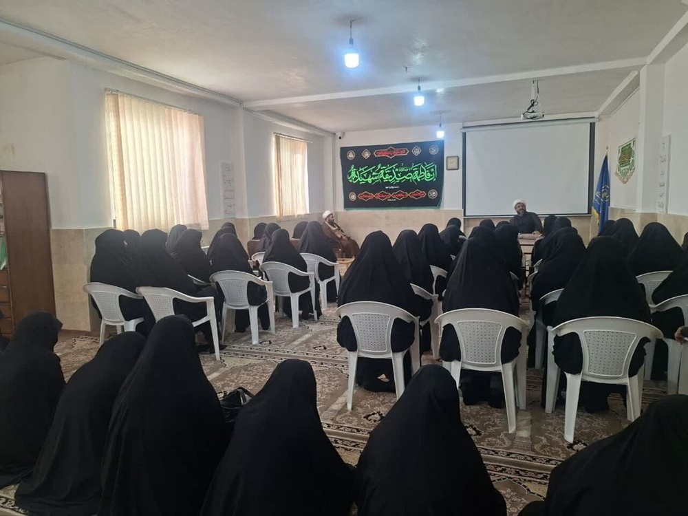 طلاب باید از مسیر تبلیغ و تبیین دین در جامعه نقش‌آفرینی کنند