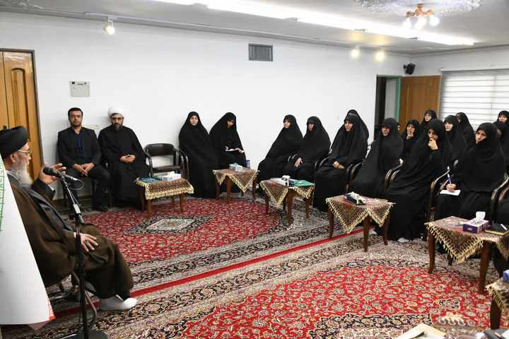 طلاب خواهر پیشگامان تبیین معارف دینی و تمدن اسلامی هستند