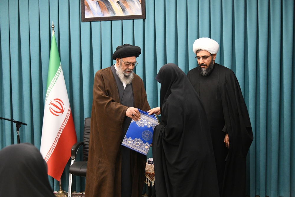 طلاب خواهر پیشگامان تبیین معارف دینی و تمدن اسلامی هستند