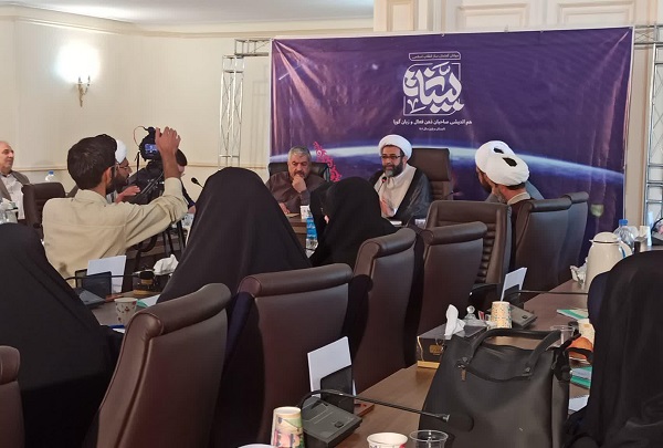 دفاع از انقلاب نیازمند ایستادگی و جهاد تبیین است